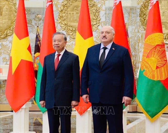Tổng Bí thư Tô Lâm và Tổng thống Belarus Aleksandr Lukashenko chụp ảnh chung. Ảnh: TTXVN