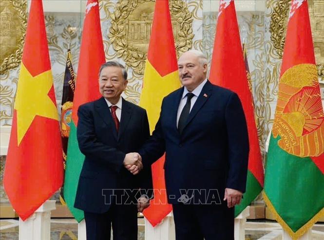 Tổng Bí thư Tô Lâm và Tổng thống Belarus Aleksandr Lukashenko chụp ảnh chung. Ảnh: TTXVN