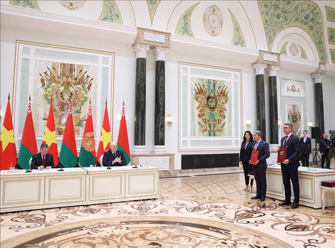 Tổng Bí thư Tô Lâm và Tổng thống Belarus Aleksandr Lukashenko chứng kiến Lễ trao Chương trình hợp tác giữa Bộ Tư pháp Việt Nam và Bộ Tư pháp Belarus giai đoạn 2025 – 2027. Ảnh: Thống Nhất – TTXVN