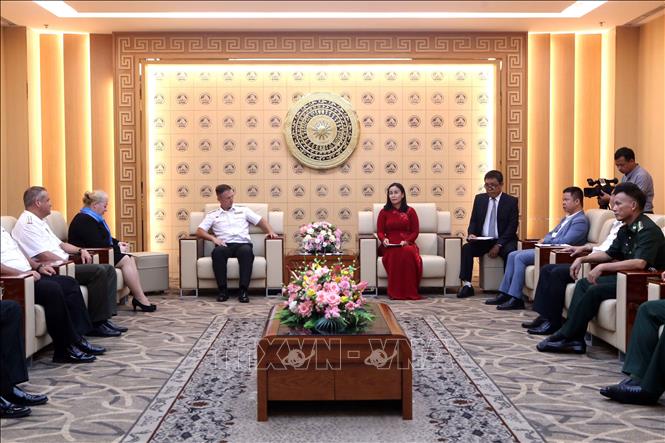 Phó Chủ tịch UBND thành phố Đà Nẵng Nguyễn Thị Anh Thi (phải) tiếp Đại tá Anciferov Alexey Vitalievich, Chỉ huy đội tàu hộ tống và tàu chở dầu thuộc Hạm đội Thái Bình Dương của Hải quân Nga. Ảnh: Trần Lê Lâm – TTXVN 