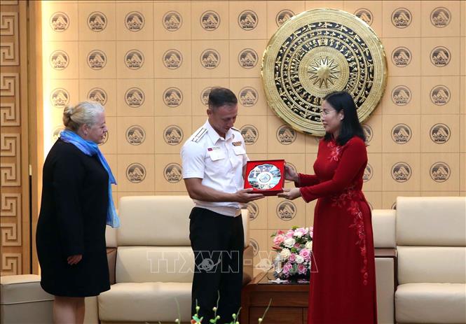 Phó Chủ tịch UBND thành phố Đà Nẵng Nguyễn Thị Anh Thi (phải) tặng quà lưu niệm Đại tá Anciferov Alexey Vitalievich, Chỉ huy đội tàu hộ tống và tàu chở dầu thuộc Hạm đội Thái Bình Dương của Hải quân Nga. Ảnh: Trần Lê Lâm – TTXVN 