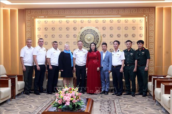 Phó Chủ tịch UBND thành phố Đà Nẵng Nguyễn Thị Anh Thi và Đại tá Anciferov Alexey Vitalievich cùng các đại biểu tại buổi tiếp. Ảnh: Trần Lê Lâm – TTXVN 