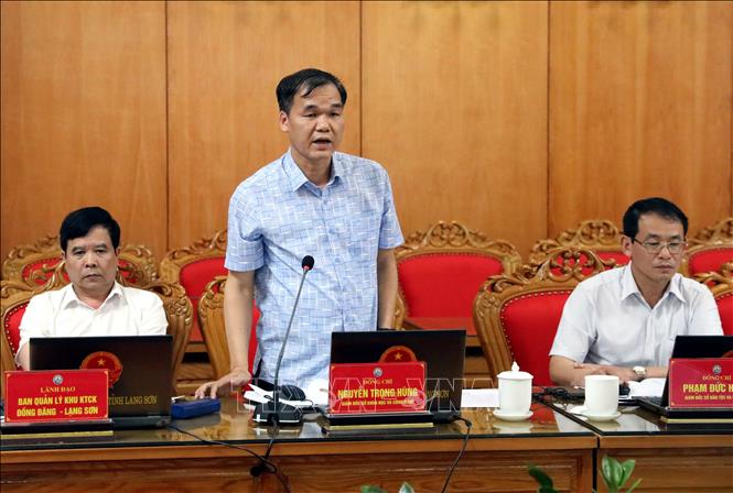 Giám đốc Sở Khoa học và Công nghệ tỉnh Lạng Sơn Nguyễn Trọng Hùng góp ý vào dự thảo báo cáo chính trị. Ảnh: Văn Đạt - TTXVN