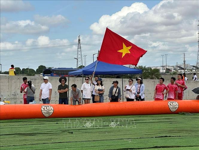 Cờ Tổ quốc tung bay cổ vũ cho đội bóng tại sự kiện. Ảnh: Đại sứ quán Việt Nam tại Angola-TTXVN phát