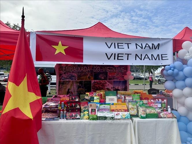 Gian hàng trưng bày hàng nông sản Việt Nam. Ảnh: Đại sứ quán Việt Nam tại Angola-TTXVN phát