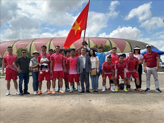 Đại sứ Việt Nam tại Angola Dương Chính Chức chụp ảnh lưu niệm với đội bóng cộng đồng người Việt tại Angola. Ảnh: Đại sứ quán Việt Nam tại Angola
