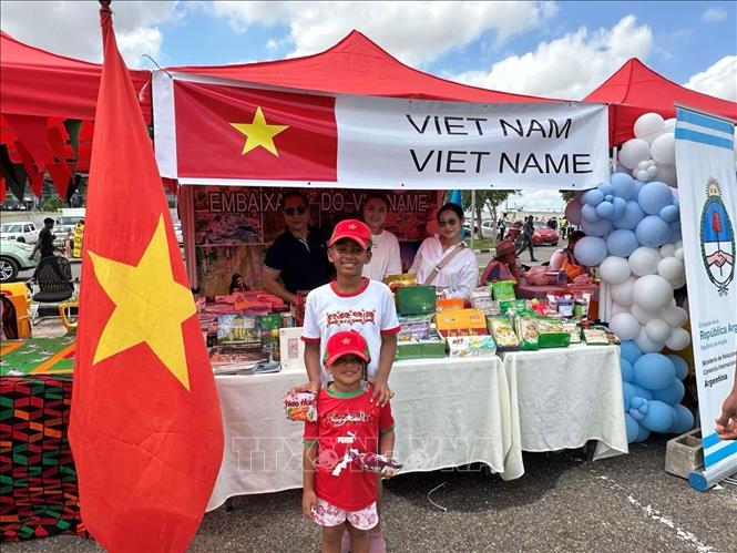 Hai du khách nhí yêu thích mì tôm và kẹo của Việt Nam. Ảnh: Đại sứ quán Việt Nam tại Angola