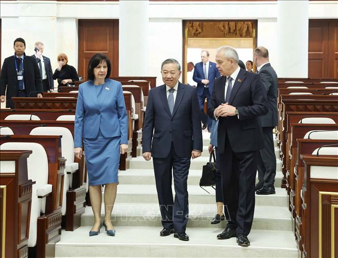 Chủ tịch Thượng viện Natalya Kochanova (bên trái) và Chủ tịch Hạ viện Igor Sergeyenko (bên phải) giới thiệu với Tổng Bí thư Tô Lâm về tòa nhà Trụ sở Quốc hội Belarus. Ảnh: Thống Nhất – TTXVN