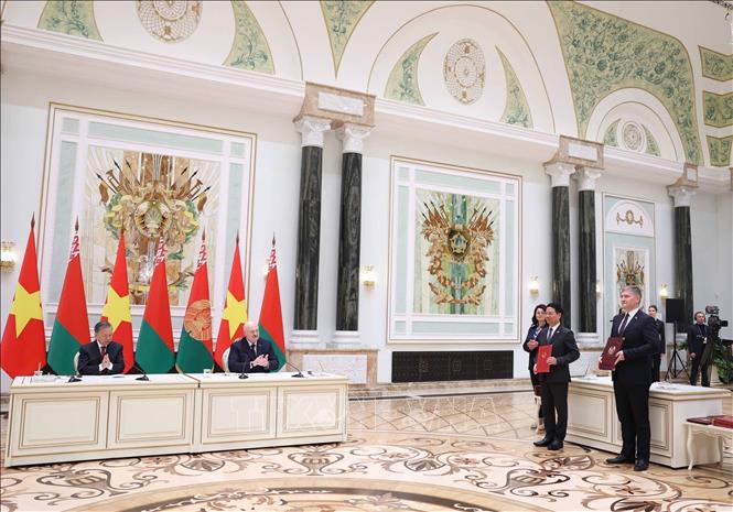 Party General Secretary To Lam and President of Belarus Aleksandr Lukashenko witness the handover of a memorandum of understanding between the Vietnamese Ministry of Science and Technology and the Belarusian Ministry of Communications and Informatisation. VNA Photo: Thống Nhất