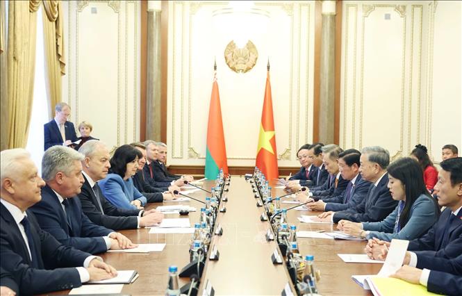 Tổng Bí thư Tô Lâm hội kiến Chủ tịch Thượng viện Natalya Kochanova và Chủ tịch Hạ viện Igor Sergeyenko của Belarus. Ảnh: Thống Nhất – TTXVN