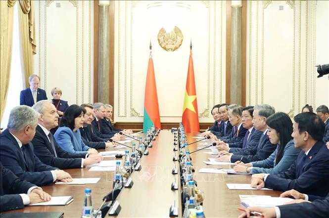 Tổng Bí thư Tô Lâm hội kiến Chủ tịch Thượng viện Natalya Kochanova và Chủ tịch Hạ viện Igor Sergeyenko của Belarus. Ảnh: Thống Nhất – TTXVN