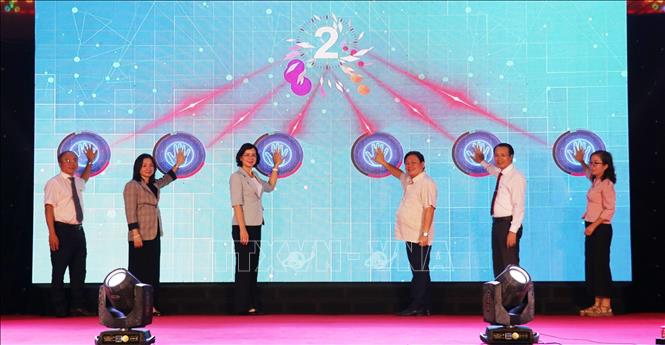 Các đại biểu thực hiện nghi thức khai mạc Tuần lễ Công nghệ số Bình Phước 2025; Hội chợ Thương mại – Ẩm thực – Hàng tiêu dùng với hơn 100 gian hàng tham gia. Ảnh: Nhật Bình - TTXVN.