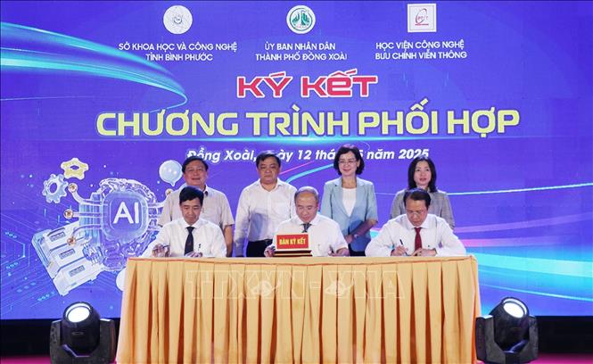 Các đơn vị ký kết chương trình phối hợp về khoa học công nghệ. Ảnh: Nhật Bình - TTXVN.