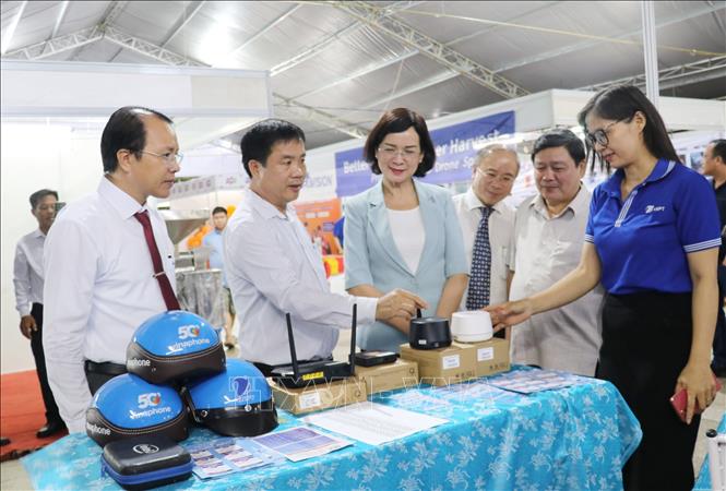 Các đại biểu tham quan các gian hàng khoa học công nghệ. Ảnh: Nhật Bình - TTXVN.