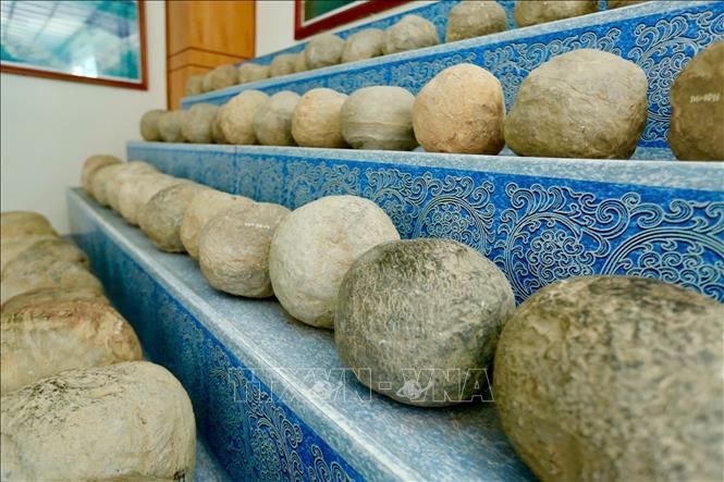 Hàng trăm viên đạn đá có kích thước lớn nhỏ đang được trưng bày tại phòng trưng bày hiện vật quý của Trung tâm Bảo tồn di sản thế giới thành nhà Hồ. Ảnh: Hoa Mai - TTXVN