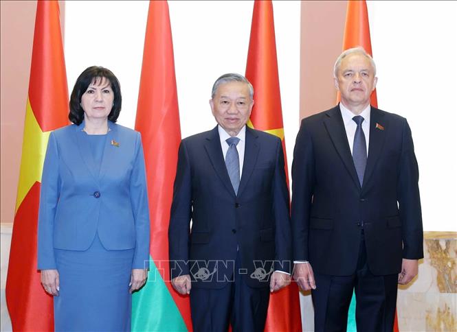 Party General Secretary To Lam meets with Chairwoman of the Council of the Republic of the National Assembly of Belarus Natalya Kochanova and Chairman of the House of Representatives of the National Assembly of Belarus Igor Sergeyenko in Minsk on May 12. VNA Photo: Thống Nhất