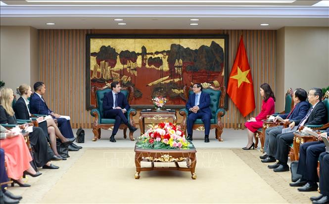 Prime Minister Pham Minh Chinh receives Swedish Minister for International Development Cooperation and Foreign Trade Benjamin Dousa in Hanoi on May 12. VNA Photo: Dương Giang