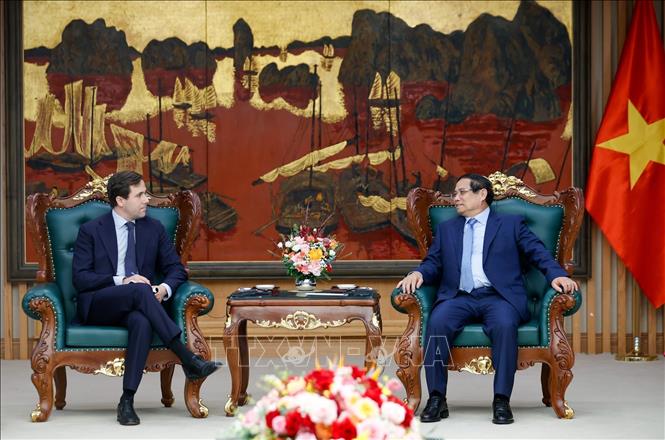 Prime Minister Pham Minh Chinh receives Swedish Minister for International Development Cooperation and Foreign Trade Benjamin Dousa in Hanoi on May 12. VNA Photo: Dương Giang