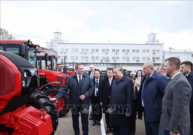 Tổng Bí thư Tô Lâm và Thủ tướng Belarus Aleksandr Turchin thăm Nhà máy máy kéo Minsk. Ảnh: Thống Nhất – TTXVN
