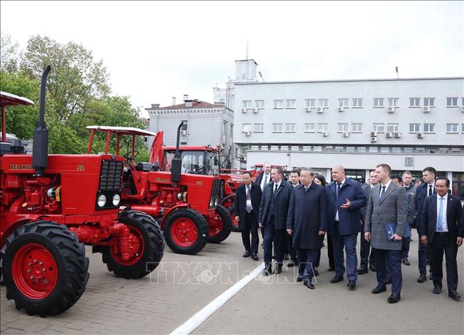 Tổng Bí thư Tô Lâm và Thủ tướng Belarus Aleksandr Turchin thăm Nhà máy máy kéo Minsk. Ảnh: Thống Nhất – TTXVN
