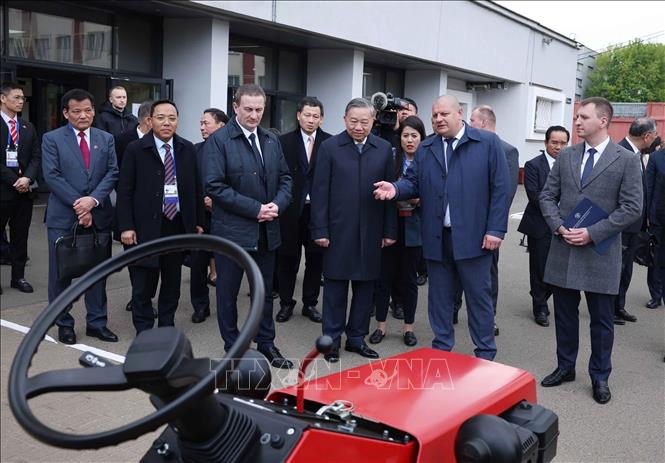 Tổng Bí thư Tô Lâm và Thủ tướng Belarus Aleksandr Turchin thăm Nhà máy máy kéo Minsk. Ảnh: Thống Nhất – TTXVN
