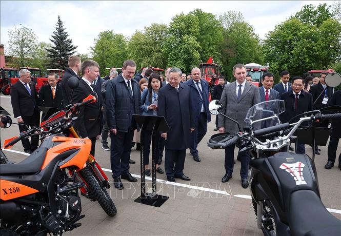 Tổng Bí thư Tô Lâm và Thủ tướng Belarus Aleksandr Turchin thăm Nhà máy máy kéo Minsk. Ảnh: Thống Nhất – TTXVN
