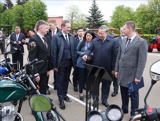 Tổng Bí thư Tô Lâm và Thủ tướng Belarus Aleksandr Turchin thăm Nhà máy máy kéo Minsk. Ảnh: Thống Nhất – TTXVN
