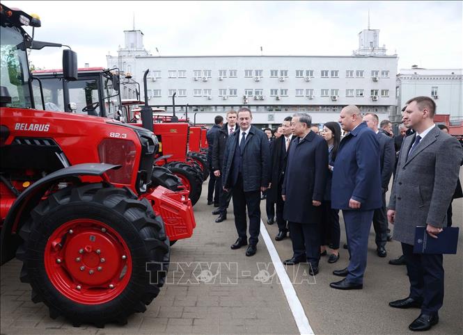 Tổng Bí thư Tô Lâm và Thủ tướng Belarus Aleksandr Turchin thăm Nhà máy máy kéo Minsk. Ảnh: Thống Nhất – TTXVN

