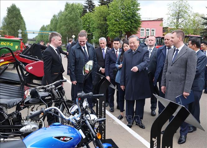 Tổng Bí thư Tô Lâm và Thủ tướng Belarus Aleksandr Turchin thăm Nhà máy máy kéo Minsk. Ảnh: Thống Nhất – TTXVN
