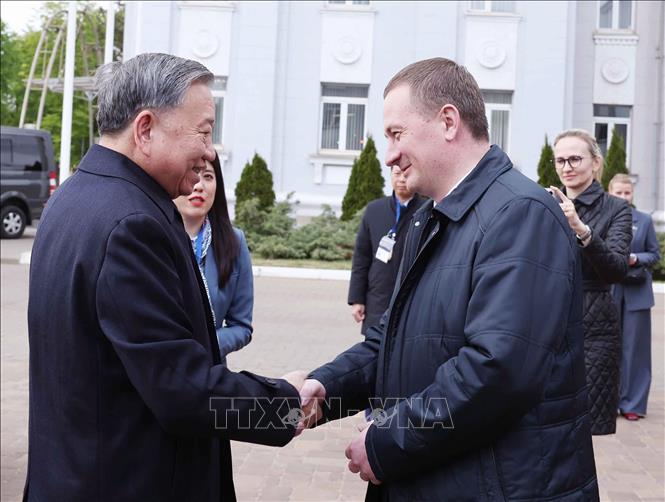 Thủ tướng Belarus Aleksandr Turchin (phải) đón Tổng Bí thư Tô Lâm đến thăm Nhà máy máy kéo Minsk. Ảnh: Thống Nhất – TTXVN
