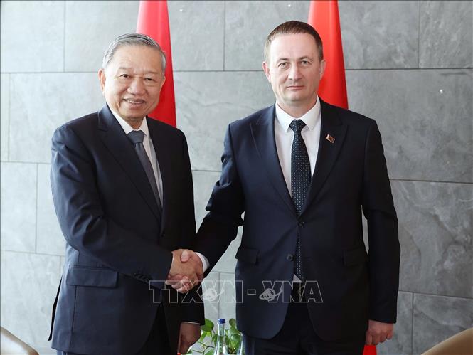 Tổng Bí thư Tô Lâm gặp Thủ tướng Belarus Aleksandr Turchin. Ảnh: Thống Nhất – TTXVN