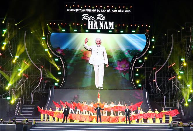 Chương trình nghệ thuật “Rực rỡ Hà Nam” tại lễ khai mạc được dàn dựng công phu với kết cấu 3 chương: “Non nước Hà Nam”; “Hơi thở đương đại”;“Nhịp đập tương lai – Hà Nam bừng sáng và lan tỏa”. Ảnh: Đại Nghĩa - TTXVN