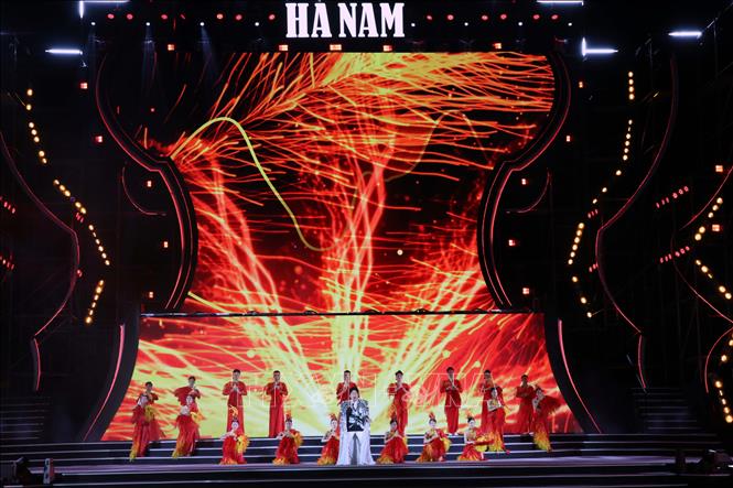 Chương trình nghệ thuật “Rực rỡ Hà Nam” được dàn dựng công phu kết cấu 3 chương: “Non nước Hà Nam”; “Hơi thở đương đại”;“Nhịp đập tương lai – Hà Nam bừng sáng và lan tỏa”. Ảnh: Đại Nghĩa - TTXVN