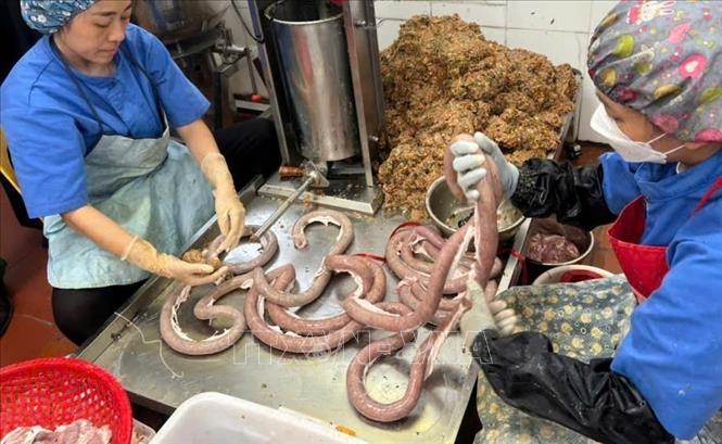 Qua kiểm tra Đoàn phát hiện cơ sở không xuất trình được nguồn gốc xuất xứ của nội tạng. Ảnh: TTXVN phát 