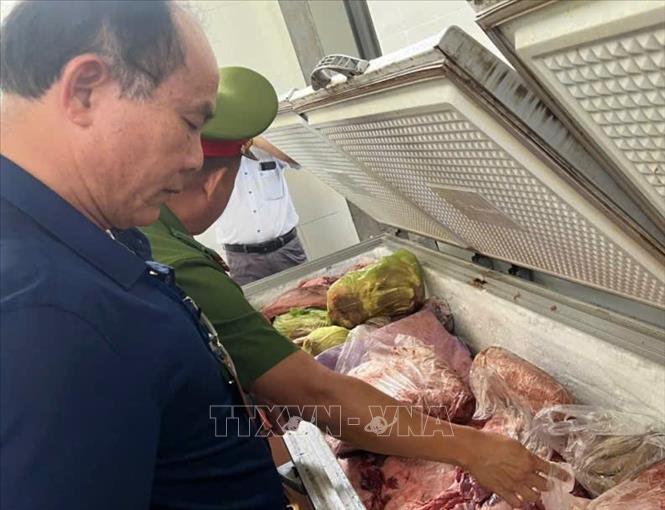 Đoàn kiểm tra liên ngành thành phố Hạ Long (Quảng Ninh) tiến hành kiểm tra đột xuất hộ kinh doanh Trần Đức Lương. Ảnh: TTXVN phát 
