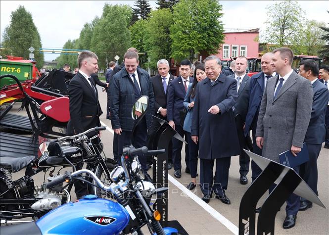 Party General Secretary To Lam and Belarusian Prime Minister Aleksandr Turchin visit the Minsk Tractor Works on May 12. VNA Photo: Thống Nhất