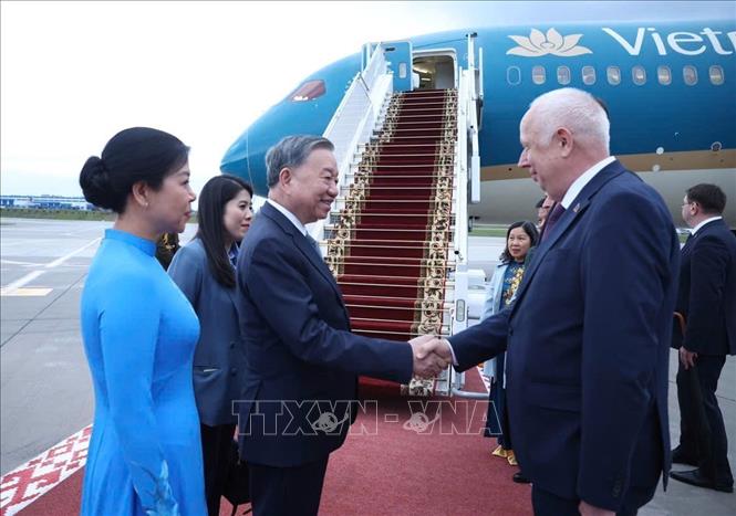 Phó Thủ tướng Belarus Anatoly Sivak tiễn Tổng Bí thư Tô Lâm và Phu nhân tại sân bay quốc tế Minsk. Ảnh: Thống Nhất – TTXVN