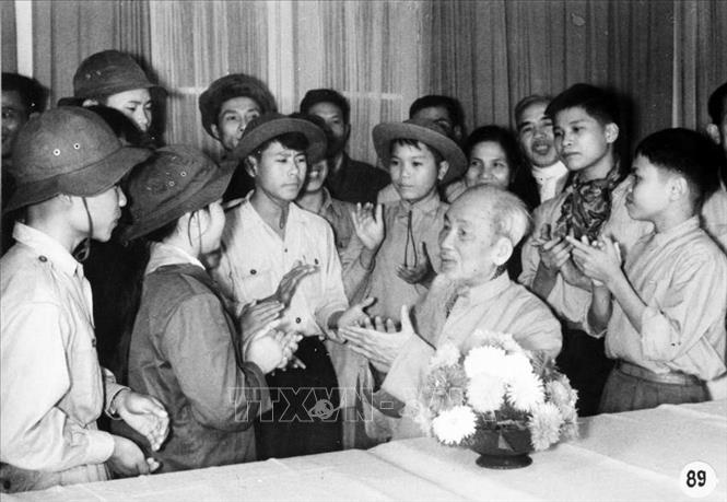 Bác Hồ với các cháu thiếu nhi dũng sĩ miền Nam ra thăm miền Bắc (13/2/1969). Ảnh: Tư liệu TTXVN