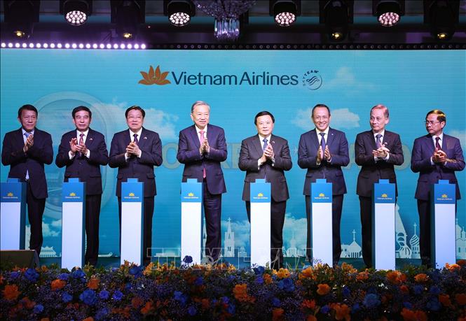 Tổng Bí thư Tô Lâm và các đại biểu thực hiện nghi thức công bố đường bay thẳng Hà Nội -Moskva của hãng hàng không Vietnam Airlines. Ảnh: Thống Nhất - TTXVN