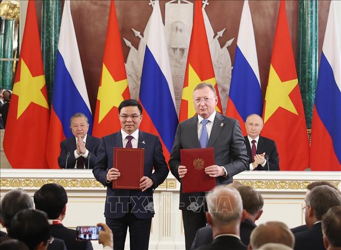 Tổng Bí thư Tô Lâm và Tổng thống Vladimir Putin chứng kiến trao Hợp đồng mua bán khí thiên nhiên từ lô12/11 giữa Tập đoàn Công nghiệp - Năng lượng Việt Nam và Công ty cổ phần Zarubezhneft và Tổng Công ty Khí Việt Nam. Ảnh: Thống Nhất - TTXVN 