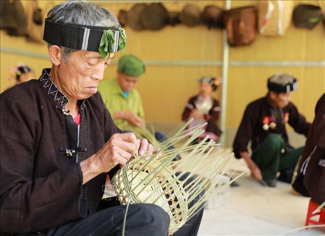 Người dân tộc Lự đan rọ. Ảnh: Quý Trung – TTXVN 