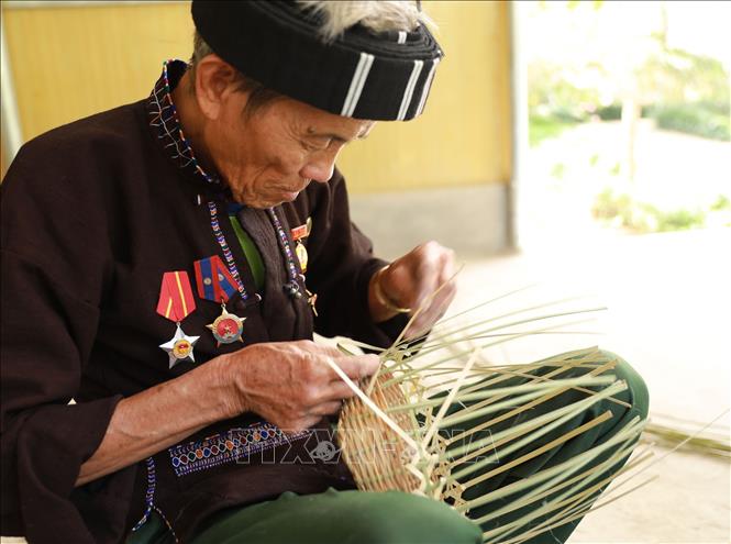 Hầu hết đàn ông dân tộc Lự đều biết đan lát, các thế hệ nối tiếp truyền dạy cho nhau. Ảnh: Quý Trung – TTXVN