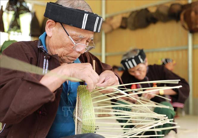 Người dân tộc Lự đan lát các sản phẩm phục vụ đời sống sinh hoạt hàng ngày. Ảnh: Quý Trung – TTXVN
