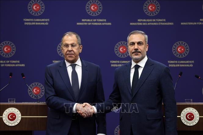 Ngoại trưởng Nga Sergei Lavrov (trái) và người đồng cấp Thổ Nhĩ Kỹ Hakan Fidan trong cuộc gặp tại Ankara, ngày 24/2/2025. Ảnh: THX/TTXVN