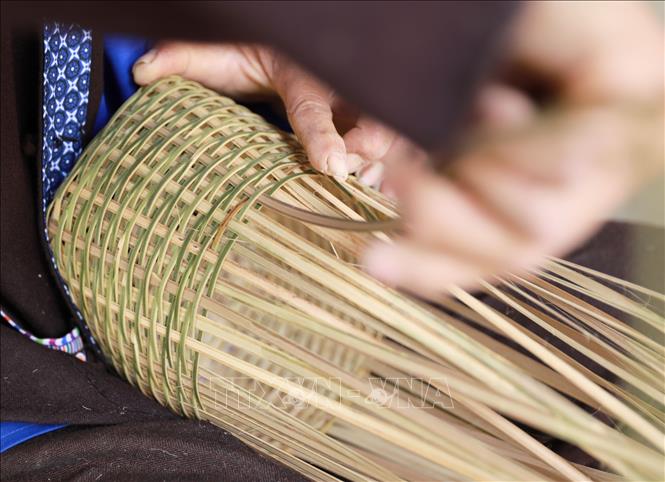 Người dân tộc Lự đan lát các sản phẩm phục vụ đời sống hàng ngày. Ảnh: Quý Trung – TTXVN 