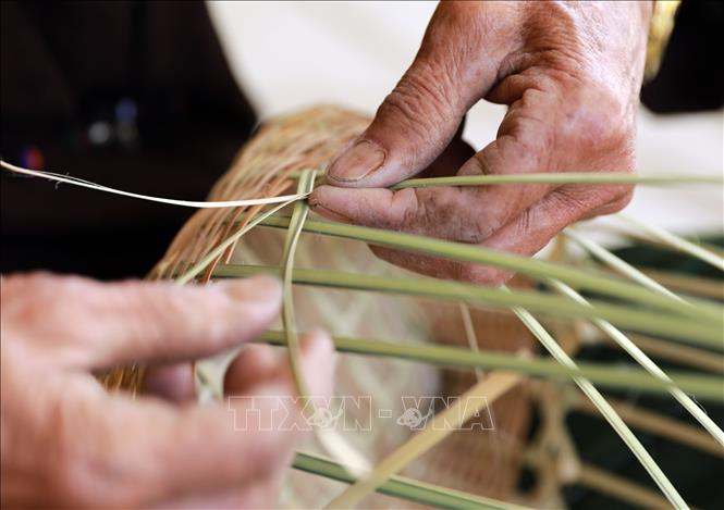 Người dân tộc Lự đan những sản phẩm phục vụ đời sống hàng ngày. Ảnh: Quý Trung – TTXVN