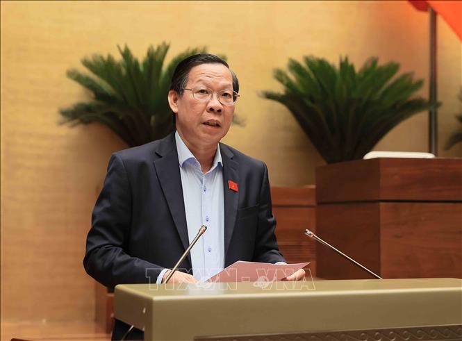 Chủ nhiệm Ủy ban Kinh tế và Tài chính của Quốc hội Phan Văn Mãi trình bày Báo cáo thẩm tra dự thảo Nghị quyết của Quốc hội thay thế Nghị quyết số 35/2021/QH15 ngày 13/11/2021 của Quốc hội về thí điểm một số cơ chế, chính sách đặc thù phát triển thành phố Hải Phòng. Ảnh: An Đăng - TTXVN