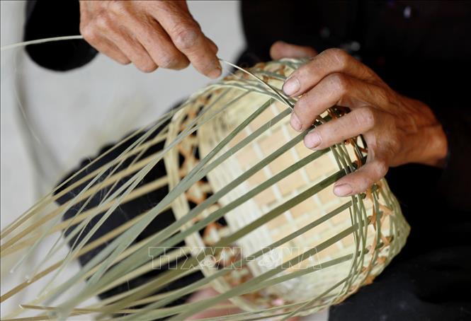Người dân tộc Lự đan lát các sản phẩm, vật dụng phục vụ đời sống hàng ngày. Ảnh: Quý Trung – TTXVN