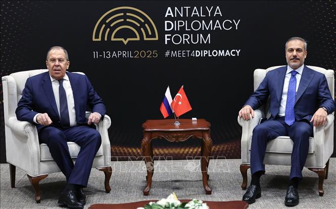 Ngoại trưởng Nga Sergei Lavrov (trái) và người đồng cấp Thổ Nhĩ Kỹ Hakan Fidan trong cuộc gặp tại Ankara, ngày 12/4/2025. Ảnh: THX/TTXVN
