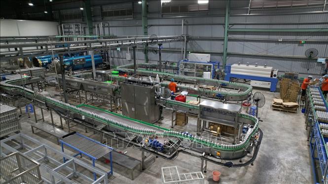 Dây chuyền sản xuất tại Nhà máy sản phẩm nước trái cây của Công ty cổ phần nước giải khát Wana (Khu công nghiệp Châu Đức). Ảnh: Hoàng Nhị - TTXVN